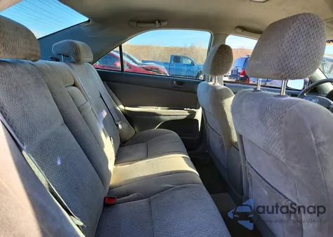 2004 Toyota Camry Le z USA, uszkodzony, nr VIN 4T1BE32K54U875479